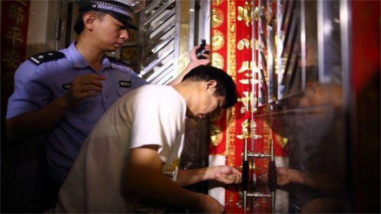 者相镇请开锁师傅开了锁后，师傅